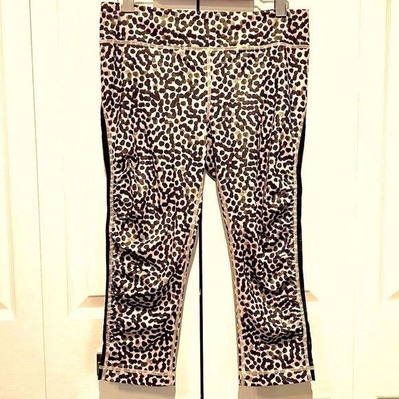 LULULEMON Luxtreme Leopard Print Capris Size 8‎ - Picture 1 of 15